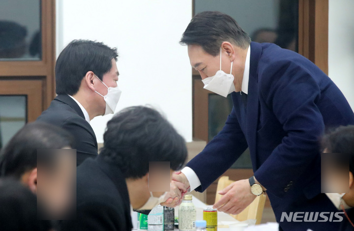 [천안=뉴시스] 전신 기자 = 윤석열 국민의힘 대선 후보가 16일 충남 천안 단국대학교병원 장례식장에 마련된 고 손평오 국민의당 논산·계룡·금산 지역 선거대책위원장 빈소를 조문, 안철수 국민의당 대선 후보의 손을 잡고 있다. 2022.02.16. photo1006@newsis.com