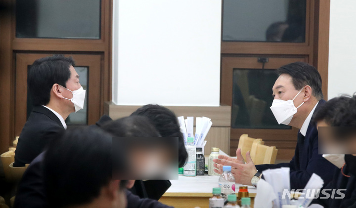 [천안=뉴시스] 전신 기자 = 윤석열 국민의힘 대선 후보가 16일 충남 천안 단국대학교병원 장례식장에 마련된 고 손평오 국민의당 논산·계룡·금산 지역 선거대책위원장 빈소를 조문, 안철수 국민의당 대선 후보와 대화하고 있다. 2022.02.16. photo1006@newsis.com