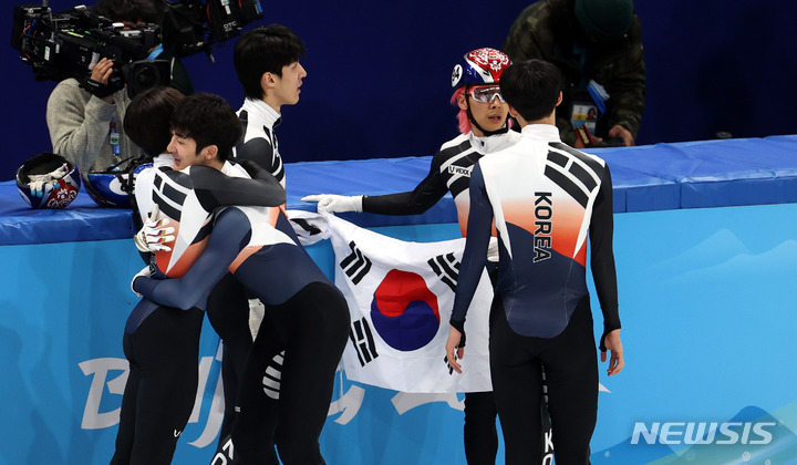 [베이징(중국)=뉴시스] 홍효식 기자 = 16일 오후 중국 베이징 캐피털 실내경기장에서 열린 2022 베이징동계올림픽 쇼트트랙 남자 5000m 계주 결승, 은메달을 딴 한국 대표팀 선수들이 기뻐하고 있다. 2022.02.16. yesphoto@newsis.com