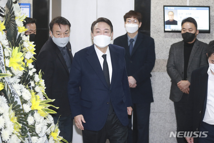 [천안=뉴시스] 전신 기자 = 윤석열 국민의힘 대선 후보가 16일 충남 천안 단국대학교병원 장례식장에 마련된 고 손평오 국민의당 논산·계룡·금산 지역 선거대책위원장 빈소에서 조문을 마치고 이동하고 있다. 2022.02.16. photo1006@newsis.com