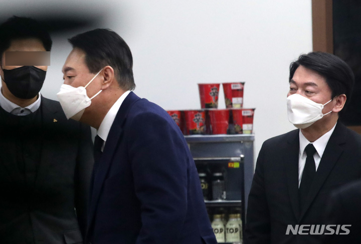 [천안=뉴시스] 전신 기자 = 윤석열 국민의힘 대선 후보가 16일 충남 천안 단국대학교병원 장례식장에 마련된 고 손평오 국민의당 논산·계룡·금산 지역 선거대책위원장 빈소 조문을 마친 후 안철수 국민의당 대선 후보의 배웅을 받으며 빈소를 나서고 있다. 2022.02.16. photo1006@newsis.com