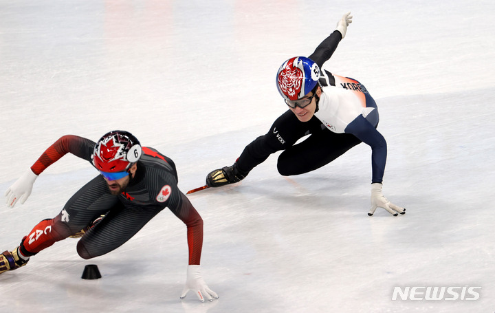 [베이징(중국)=뉴시스] 김병문 기자 = 16일 오후 중국 베이징 캐피털 실내경기장에서 열린 2022 베이징동계올림픽 쇼트트랙 남자 5000m 계주 결승, 한국 황대헌이 역주하고 있다. 2022.02.16. dadazon@newsis.com