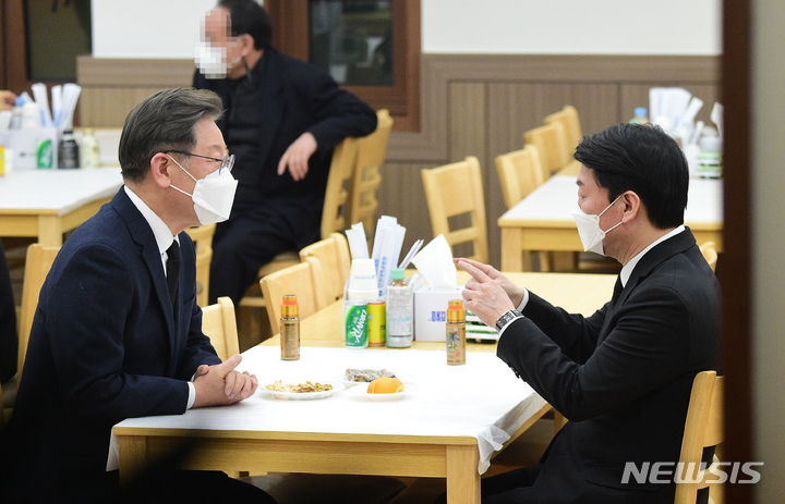 [천안=뉴시스] 전신 기자 = 이재명 더불어민주당 대선 후보가 16일 충남 천안 단국대학교병원 장례식장에 마련된 고 손평오 국민의당 논산·계룡·금산 지역 선거대책위원장 빈소를 조문, 안철수 국민의당 대선 후보와 대화하고 있다. 2022.02.16. photo1006@newsis.com