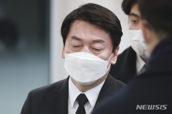 [천안=뉴시스] 전신 기자 = 안철수 국민의당 대선 후보가 16일 충남 천안 단국대학교병원 장례식장에 마련된 고 손평오 국민의당 논산·계룡·금산 지역 선거대책위원장 빈소를 나서고 있다. 2022.02.16. photo1006@newsis.com