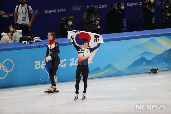 [베이징(중국)=뉴시스] 홍효식 기자 = 16일 오후 중국 베이징 캐피털 실내경기장에서 열린 2022 베이징동계올림픽 쇼트트랙 여자 1500m 결승, 금메달로 올림픽 2연패를 달성한 최민정이 기뻐하고 있다. 2022.02.16. yesphoto@newsis.com