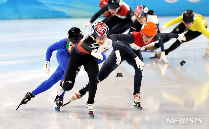 [베이징(중국)=뉴시스] 홍효식 기자 = 16일 오후 중국 베이징 캐피털 실내경기장에서 열린 2022 베이징동계올림픽 쇼트트랙 여자 1500m 결승, 금메달로 올림픽 2연패를 달성한 최민정이 결승선을 통과하고 있다. 2022.02.16. yesphoto@newsis.com