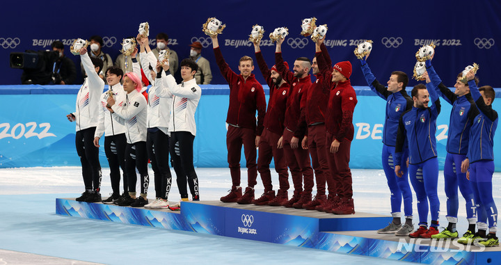 [베이징(중국)=뉴시스] 홍효식 기자 = 16일 오후 중국 베이징 캐피털 실내경기장에서 열린 2022 베이징동계올림픽 쇼트트랙 남자 5000m 계주 플라워 세리머니에서 은메달 대한민국(왼쪽부터), 금메달 캐나다, 동메달 이탈리아 선수들이 기뻐하고 있다. 2022.02.16. yesphoto@newsis.com