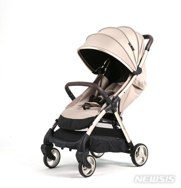 [서울=뉴시스] 휴대용 유모차 '에그Z'. (사진=데이비드토이 제공) 2022.02.17. photo@newsis.com