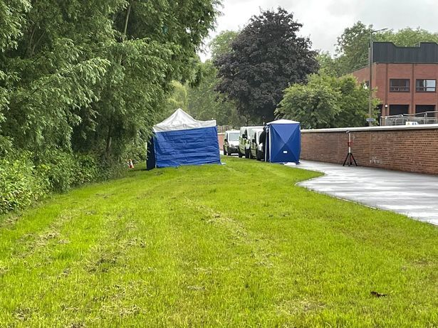 [서울=뉴시스] 잉글랜드 스탠퍼드셔주 버턴에서 코로나19로 실직한 후 마이클 윈터와 앤절라가 살던 파란 텐트 모습. 앤절라는 남편과 말다툼 도중 뛰쳐나가 주검으로 발견됐으며, 남편이 아내 시신 옆에서 3일간 머물렀다는 사실이 알려지면서 안타까움을 사고 있다. (출처 : 트위터 갈무리) 2022.02.17. *재판매 및 DB 금지