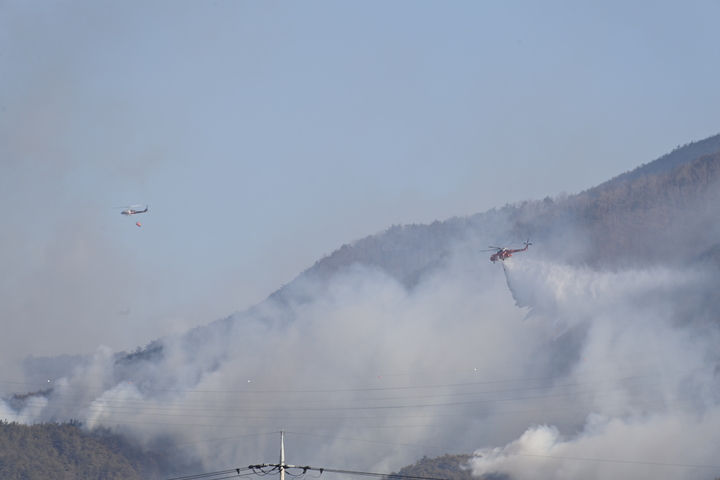 [영덕=뉴시스] 이바름 기자 = 경북 영덕 산불을 진화 중인 헬기.(사진=경북소방본부 제공) 2022.20.17. photo@newsis.com *재판매 및 DB 금지