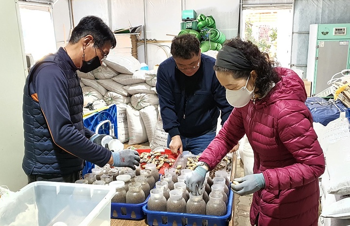 [화성=뉴시스] 곤충창업 현장실습 모습. 2022.02.17. (사진=경기도농업기술원 제공) *재판매 및 DB 금지