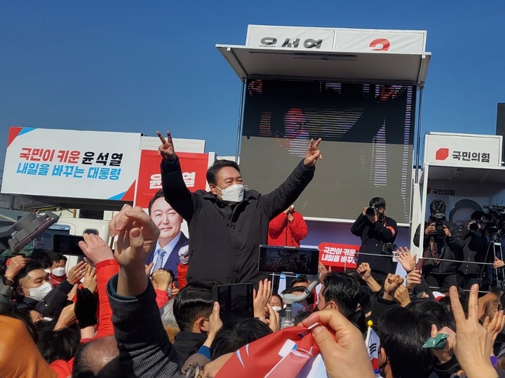 [용인=뉴시스] 이병희 기자 =윤석열 국민의힘 대선후보가 17일 용인시 죽전역 앞에서 지지를 호소하고 있다. 2022.02.17. iambh@newsis.com *재판매 및 DB 금지