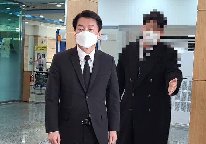 [천안=뉴시스] 이종익 기자 = 국민의당 안철수 대선 후보가 17일 오후 유세버스 사고로 숨진 손평오 국민의당 충남 논산·계룡·금산 지역 선거대책위원장 빈소가 마련된 천안 단국대학교병원 장례식장에 들어서고 있다. 2022.02.17. 007news@newsis.com *재판매 및 DB 금지