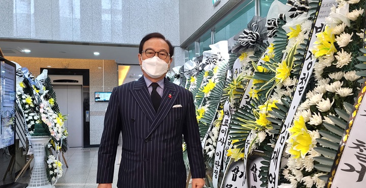 [천안=뉴시스] 이종익 기자 = 박상돈 충남 천안시장이 17일 오후 천안 단국대학교병원 장례식장에 마련된 고 손평오 국민의당 논산·계룡·금산 지역 선거대책위원장 빈소를 나서고 있다. 2022.02.17. 007news@newsis.com *재판매 및 DB 금지