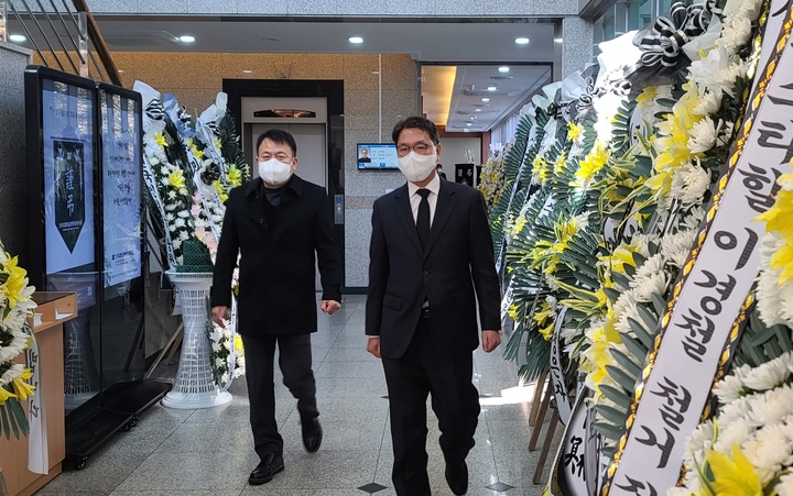 [천안=뉴시스] 이종익 기자 = 최근 천안시장 출마를 선언한 더불어민주당 이재관 전 대전시 행정부시자이 17일 오후 천안 단국대학교병원 장례식장에 마련된 고 손평오 국민의당 논산·계룡·금산 지역 선거대책위원장 빈소를 나서고 있다. 2022.02.17. 007news@newsis.com *재판매 및 DB 금지