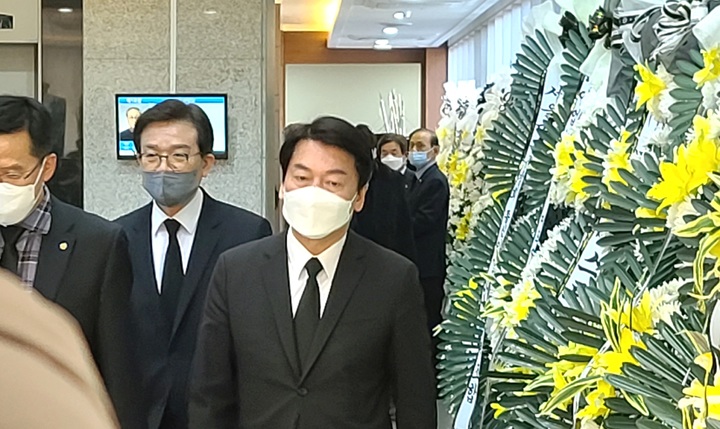 [천안=뉴시스] 이종익 기자 = 안철수 국민의당 대선 후보가 17일 충남 천안 단국대학교병원 장례식장에 마련된 고 손평오 국민의당 논산·계룡·금산 지역 선거대책위원장 빈소를 나서고 있다. 2022.02.17. 007news@newsis.com *재판매 및 DB 금지