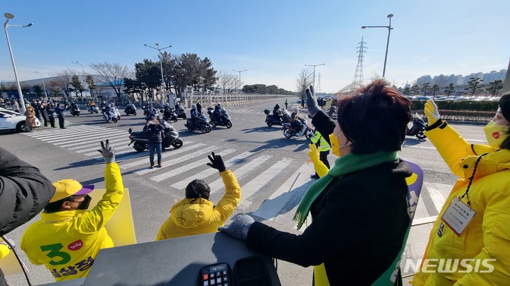 [울산=뉴시스] 배병수 기자 = 심상정 정의당 대선 후보가 17일 오후 울산시 북구 현대자동차 명촌 정문 앞에서 퇴근하는 현대차 직원들에게 인사를 하고 있다. 2022.02.17. bbs@newsis.com