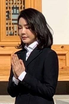 [서울=뉴시스] 양소리 기자 = 윤석열 국민의힘 대선후보의 배우자인 김건희 코바나컨텐츠 대표가 17일 봉은사에서 합장을 하고 있다. (사진=독자 제공) 2022.02.17. *재판매 및 DB 금지