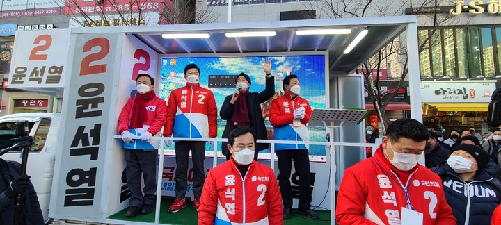 이준석 국민의힘 대표가 공식 선거운동 사흘째인 17일 경남 양산을 찾아 "윤석열 후보를 압도적 표 차이로 대통령에 당선시켜 달라"며 지원유세를 펼치고 있다. 2022.02.17. kims1366@newsis.com *재판매 및 DB 금지