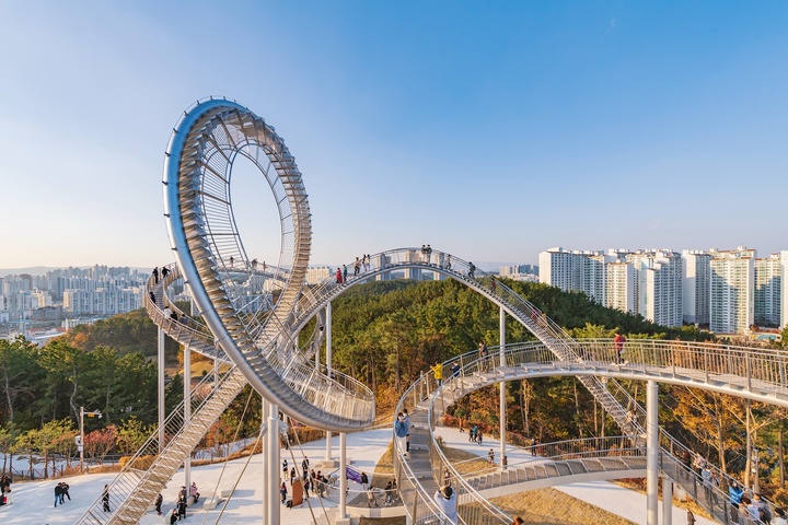 사진은 포항 환호공원에 건립한 국내 최대 규모 체험형 조형물인 '스페이스 워크' *재판매 및 DB 금지