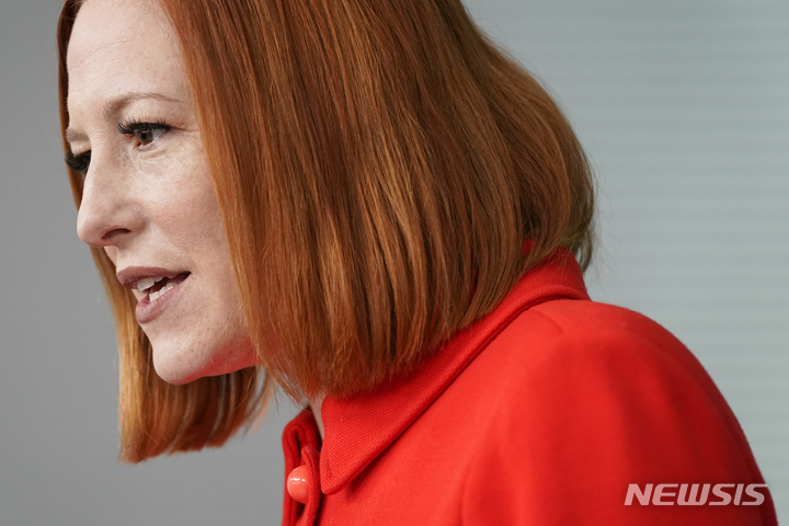 [워싱턴=AP/뉴시스] 젠 사키 백악관 대변인이 16일(현지시간) 백악관에서 정례 브리핑을 하고 있다. 2022.02.17.