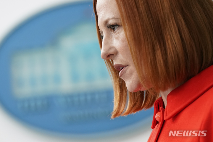 [워싱턴=AP/뉴시스]젠 사키 백악관 대변인이 16일(현지시간) 정례브리핑을 하고 있다. 2022.02.16.