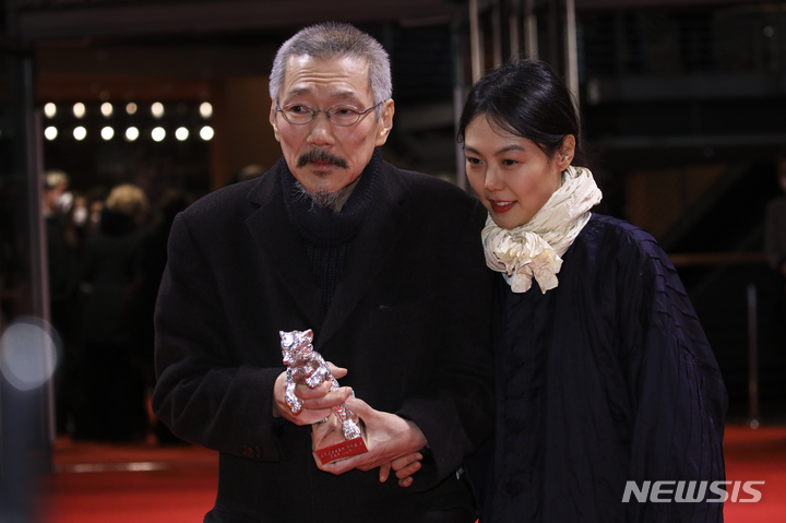 [서울=AP/뉴시스] 홍상수 감독과 연인 김민희가 16일(현지시간) 독일 베를린에서 열린 '베를린 국제 영화제' 시상식에 나란히 참석했다. 홍 감독은 '소설가의 영화'로 은곰상 심사위원대상을 받았다. 