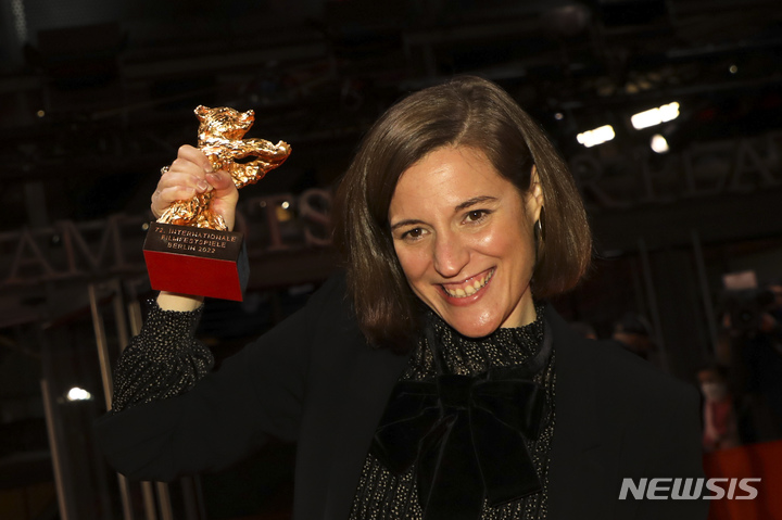 [베를린=AP/뉴시스]16일(현지시간) 베를린 국제영화제에서 '알카라스'로 황금곰상을 수상한 스페인 여감독 카를라 시몬이 트로피를 들고 포즈를 취하고 있다. 2022.2.17