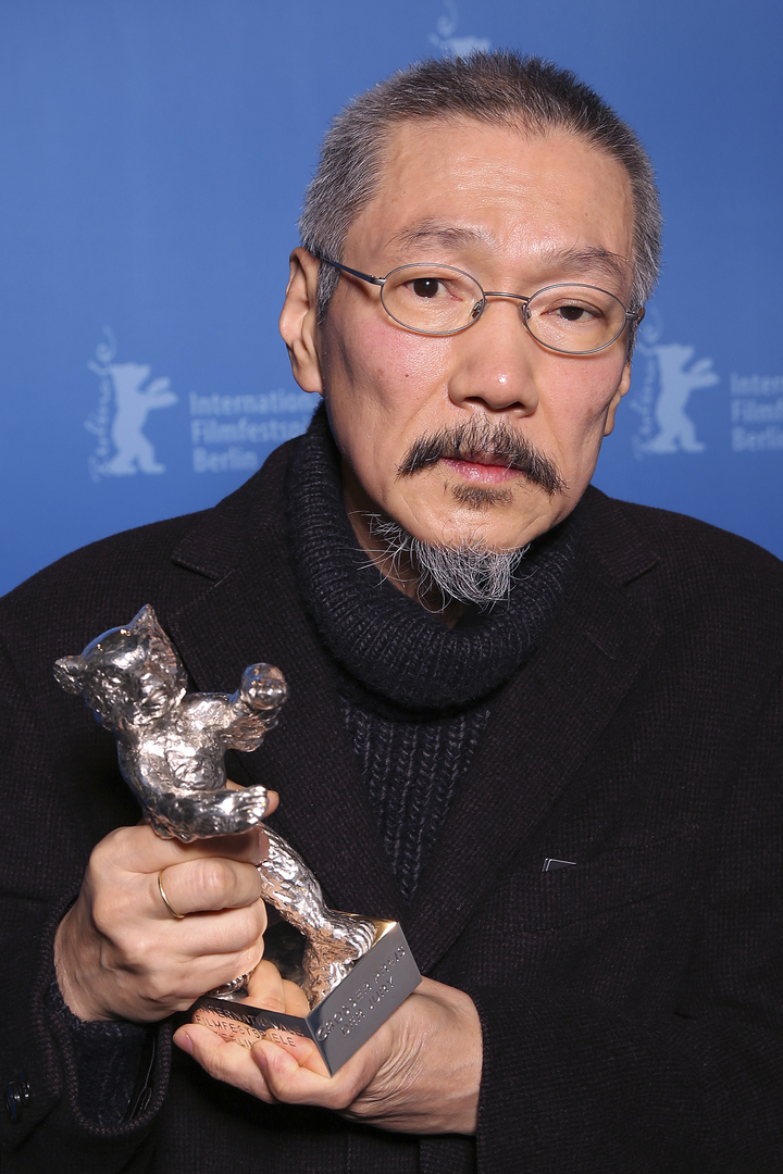 [서울=AP/뉴시스] 홍상수 감독이 16일(현지시간) 독일 베를린에서 열린 '베를린 국제 영화제' 시상식에서 '소설가의 영화'로 은곰상 심사위원대상을 받았다. 