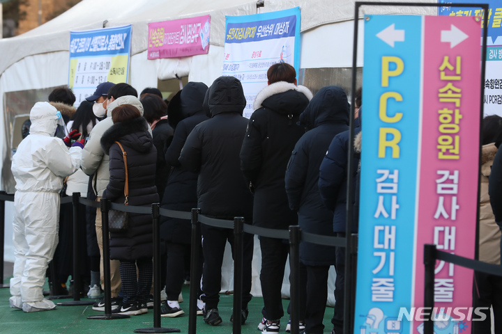 [사진=뉴시스DB] 코로나19 진단검사 받는 시민들. 