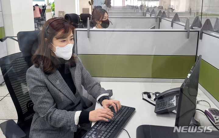 [광주=뉴시스] 이창우 기자= 코로나19 행정안내센터 내 KT CS 상담사가 재택치료자를 대상으로 대응요령 등을 설명하고 있다. (사진=KT 제공) 2022.02.17. photo@newsis.com