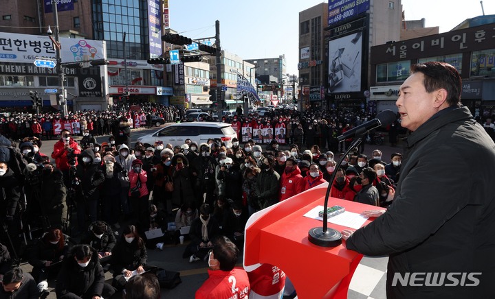 [안성=뉴시스] 전신 기자 = 윤석열 국민의힘 대선 후보가 17일 경기 안성시 중앙시장 앞 서인사거리에서 열린 '윤석열이 대한민국에 안성맞춤!' 안성 거점유세에서 유권자들을 향해 지지를 호소하고 있다. (공동취재사진) 2022.02.17. photo@newsis.com