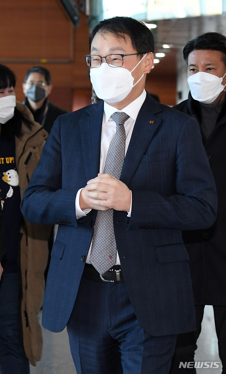 [서울=뉴시스] 이영환 기자 = 구현모 KT 대표가 17일 서울 중구 포스트타워에서 열린 과학기술정보통신부 장관-통신3사 CEO간담회에 참석하고 있다. (공동취재사진) 2022.02.17. photo@newsis.com