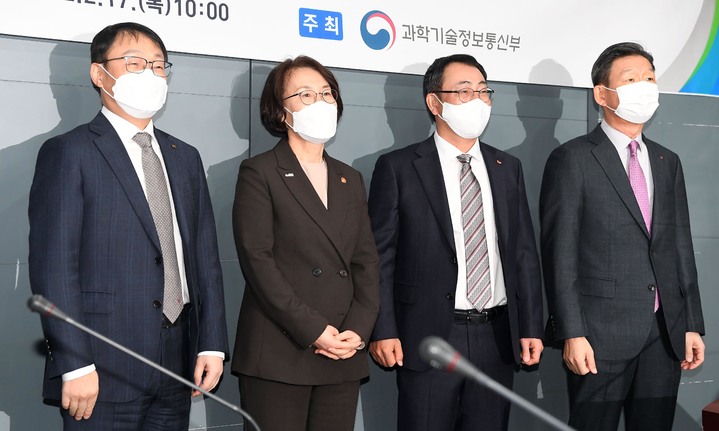 [서울=뉴시스] 이영환 기자= 임혜숙(왼쪽 두번째) 과학기술정보통신부 장관과 구현모(왼쪽 첫번째) KT 대표, 유영상(왼쪽 세번째) SK텔레콤 대표, 황현식(왼쪽 네번째) LG유플러스 대표와 17일 서울 중구 포스트타워에서 열린 통신3사 CEO간담회에서 기념촬영을 하고 있다. (공동취재사진) 2022.02.17. photo@newsis.com