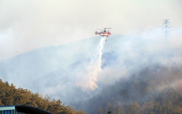 [서울=뉴시스] 17일 오전 경북 영덕군 영덕읍 산불현장에서 산림청 산불진화헬기가 물을 뿌리며 산불을 진화하고 있다. (사진=산림청 제공) 2022.02.17. photo@newsis.com *재판매 및 DB 금지