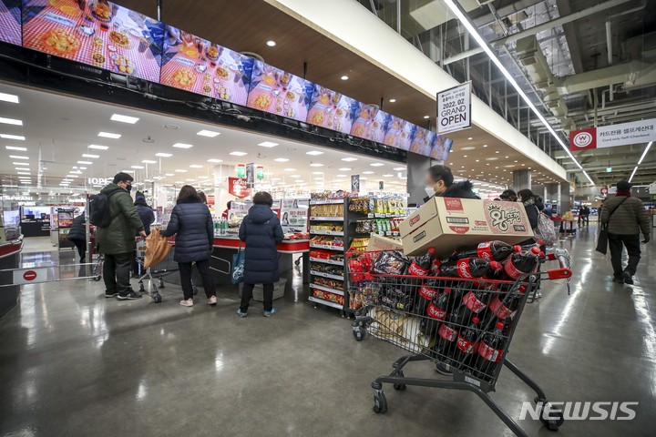[인천=뉴시스] 정병혁 기자 = 17일 오전 인천 남동구 홈플러스 간석점을 찾은 시민들이 '메가 푸드 마켓'으로 리뉴얼된 매장을 둘러보고 있다. 홈플러스는 "신선식품과 즉석식품 등 먹거리를 강화한 '메가 푸드 마켓'을 연내 17개 이상 확대 할 것"이라고 밝혔다. 2022.02.17. jhope@newsis.com