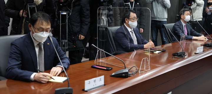 [서울=뉴시스] 이영환 기자= 통신 3사 CEO가 2월17일 서울 중구 포스트타워에서 열린 과기정통부장관과의 간담회에 참석했다. (공동취재사진) 2022.02.17. photo@newsis.com