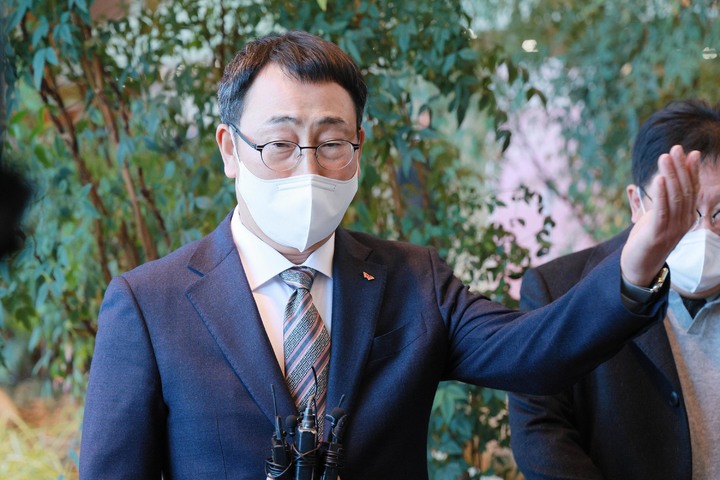 [서울=뉴시스] 이영환 기자= 유영상 SK텔레콤 대표가 17일 서울 중구 포스트타워에서 열린 '과학기술정보통신부 장관-통신3사 CEO간담회'를 마치고 취재진과 만나 대화를 하고 있다. (공동취재사진) 2022.02.17. photo@newsis.com