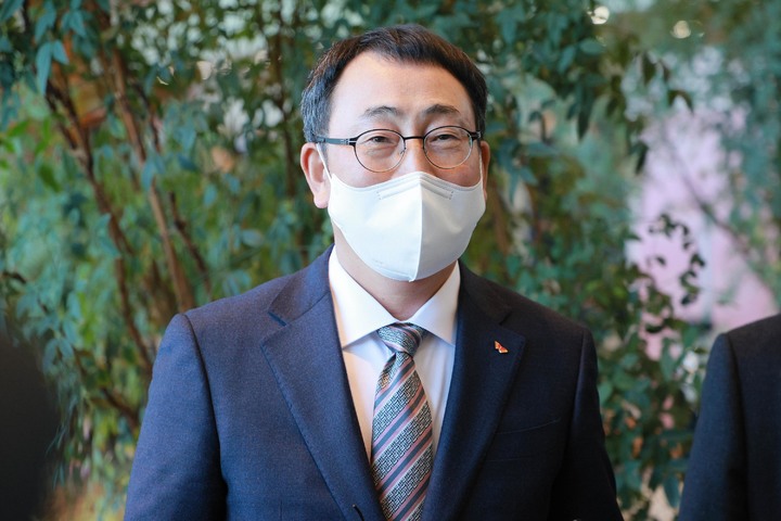 [서울=뉴시스] 이영환 기자= 유영상 SK텔레콤 대표가 17일 서울 중구 포스트타워에서 열린 '과학기술정보통신부 장관-통신3사 CEO간담회'를 마치고 취재진과 만나 대화를 하고 있다. (공동취재사진) 2022.02.17. photo@newsis.com