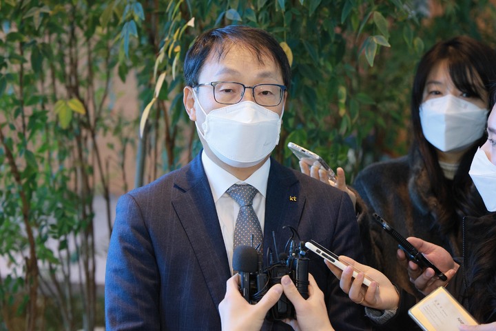 [서울=뉴시스] 이영환 기자= 구현모 KT 대표가 지난 2월17일 서울 중구 포스트타워에서 열린 '과학기술정보통신부 장관-통신3사 CEO간담회'를 마치고 취재진과 만나 대화를 하고 있다. (공동취재사진) 2022.02.17. photo@newsis.com