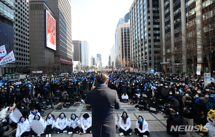 [서울=뉴시스] 국회사진기자단 = 이재명 더불어민주당 대선 후보가 17일 서울 청계광장에서 유세를 열고 지지를 호소하고 있다. 2022.02.17. photo@newsis.com