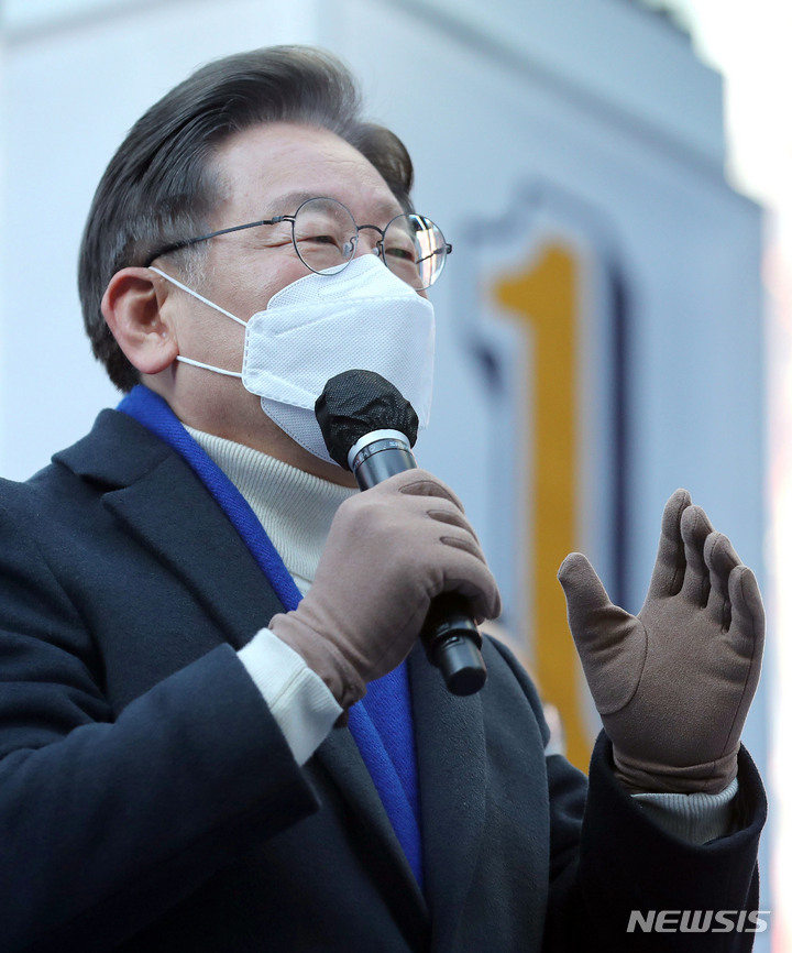 [서울=뉴시스] 국회사진기자단 = 이재명 더불어민주당 대선 후보가 17일 서울 청계광장에서 유세를 열고 지지를 호소하고 있다. 2022.02.17. photo@newsis.com