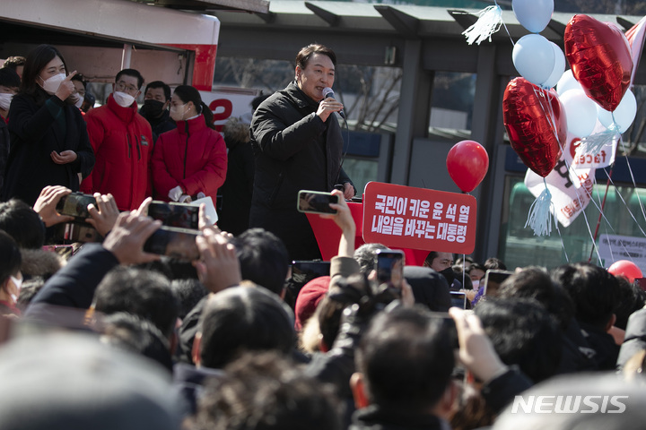 [서울=뉴시스] 국회사진기자단 = 윤석열 국민의힘 대선 후보가 17일 경기도 성남 분당구 야탑역 앞에서 지지를 호소하고 있다. 2022.02.17. photo@newsis.com