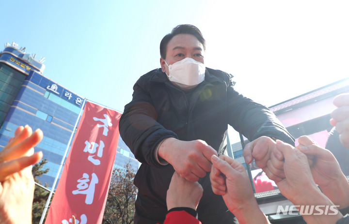 [서울=뉴시스] 국회사진기자단 = 윤석열 국민의힘 대선 후보가 17일 경기도 성남 분당구 야탑역 앞에서 지지를 호소하고 있다. 2022.02.17. photo@newsis.com