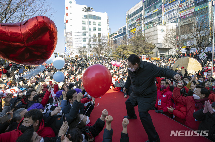 [서울=뉴시스] 국회사진기자단 = 윤석열 국민의힘 대선 후보가 17일 경기도 성남 분당구 야탑역 앞에서 지지를 호소하고 있다. 2022.02.17. photo@newsis.com