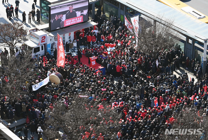 [서울=뉴시스] 국회사진기자단 = 윤석열 국민의힘 대선 후보가 17일 경기도 성남 분당구 야탑역 앞에서 지지를 호소하고 있다. 2022.02.17. photo@newsis.com