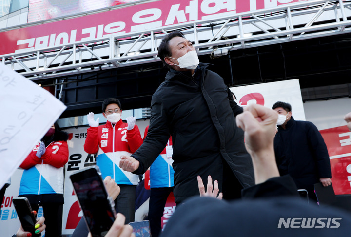 [서울=뉴시스] 국회사진기자단 = 윤석열 국민의힘 대선 후보가 17일 서울 송파구 석촌호수 서호 인근 사거리에서 유권자들을 향해 지지를 호소하고 있다. 2022.02.17. photo@newsis.com