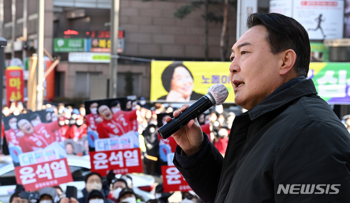 [서울=뉴시스] 국회사진기자단 = 윤석열 국민의힘 대선 후보가 17일 서울 송파구 석촌호수 서호 인근 사거리에서 유권자들을 향해 지지를 호소하고 있다. 2022.02.17. photo@newsis.com