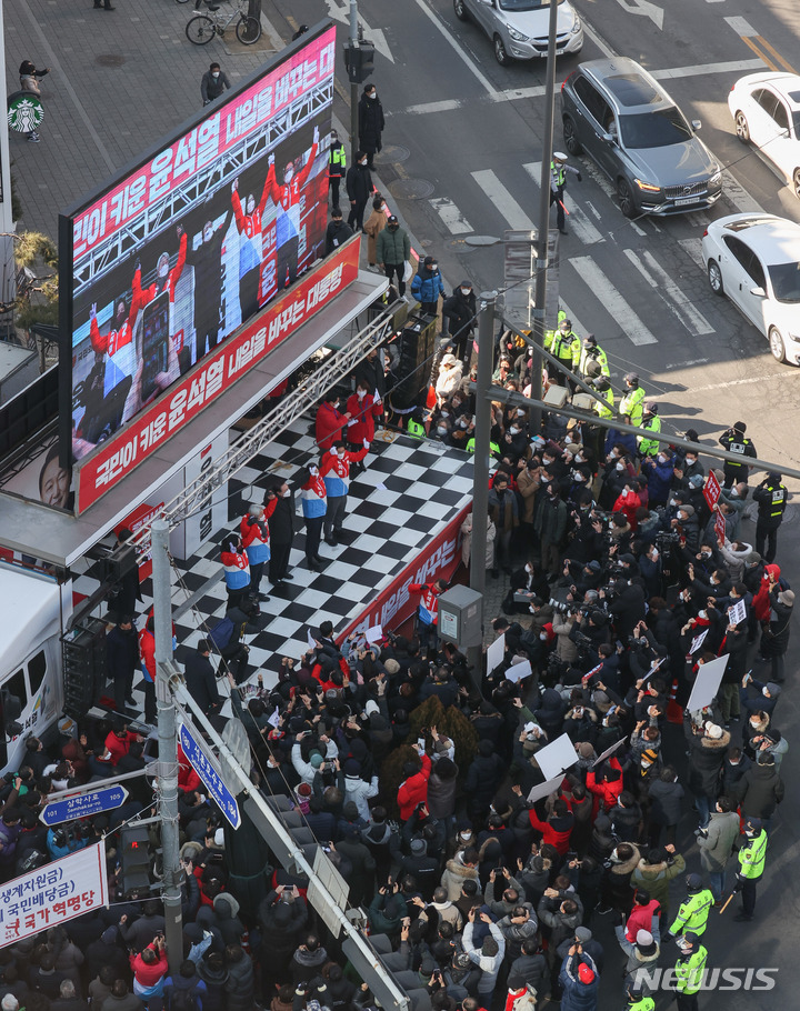 [서울=뉴시스] 국회사진기자단 = 윤석열 국민의힘 대선 후보가 17일 서울 송파구 석촌호수 서호 인근 사거리에서 유권자들을 향해 지지를 호소하고 있다. 2022.02.17. photo@newsis.com