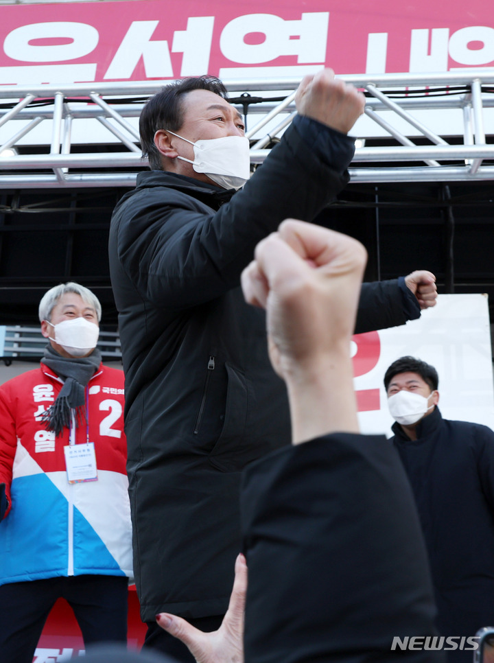 [서울=뉴시스] 국회사진기자단 = 윤석열 국민의힘 대선 후보가 17일 서울 송파구 석촌호수 서호 인근 사거리에서 유권자들을 향해 지지를 호소하고 있다. 2022.02.17. photo@newsis.com